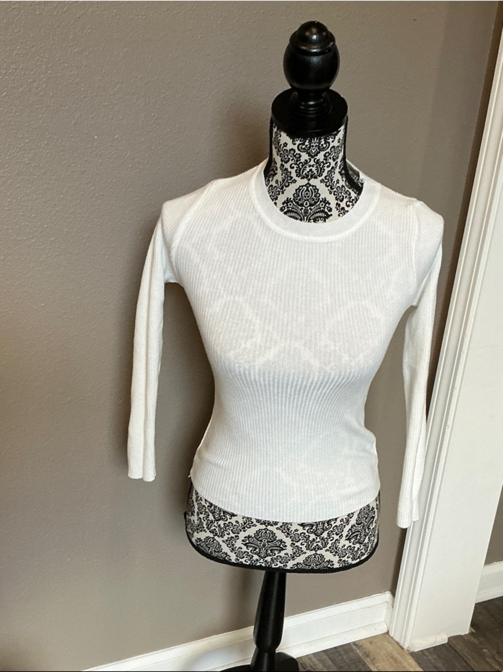 White Ribbed Long-Sleeve Crewneck Top - Women Size M